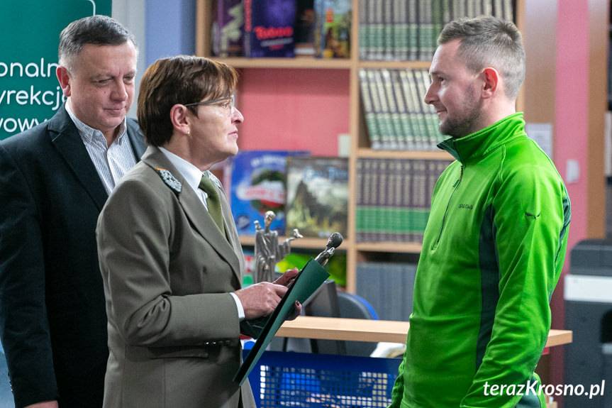 Leśna wystawa w KBP w Krośnie. Niezwykła historia zwycięskiego zdjęcia