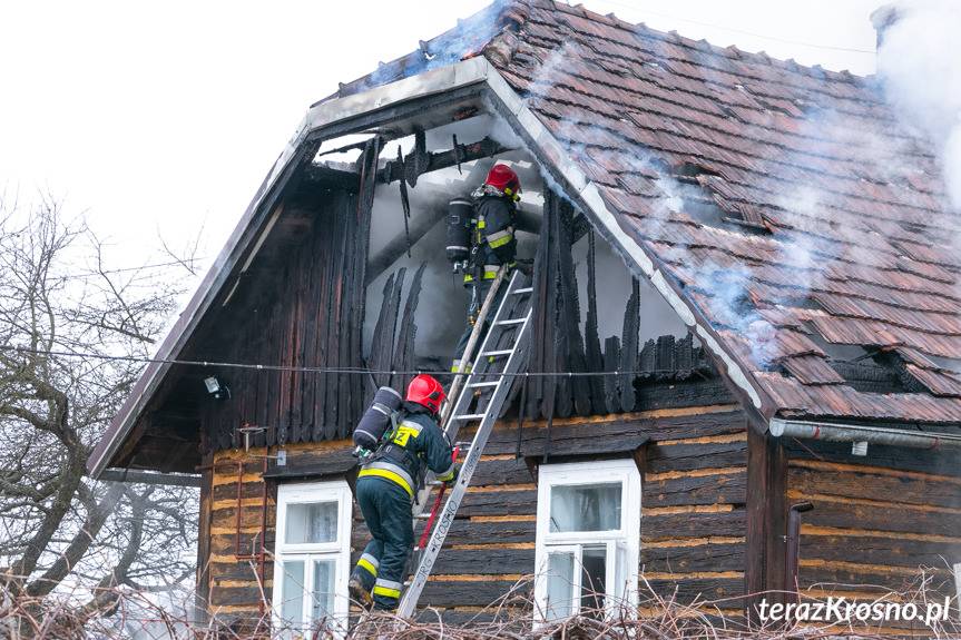 Pożar drewnianego domu. Sąsiedzi uratowali staruszkę