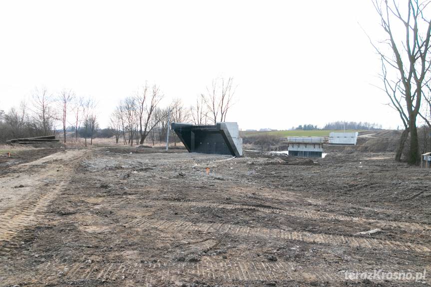 Budowa mostu w Wojkówce idzie pełną parą