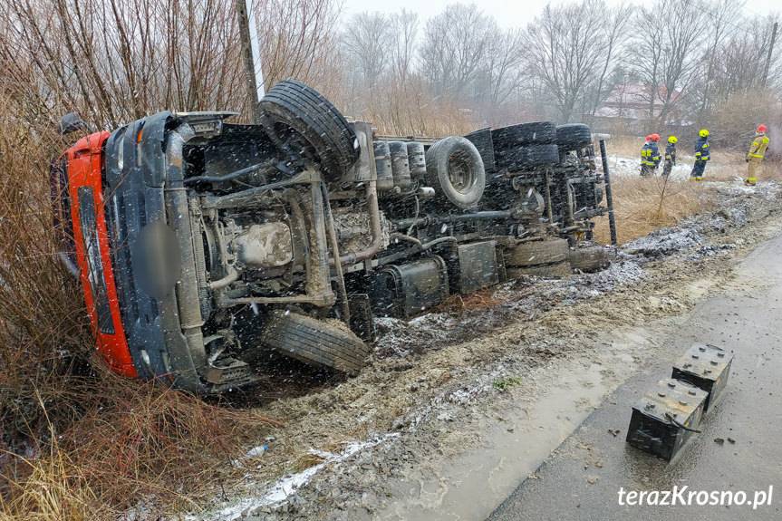 Ciężarówka na boku. "Złapała pobocze"
