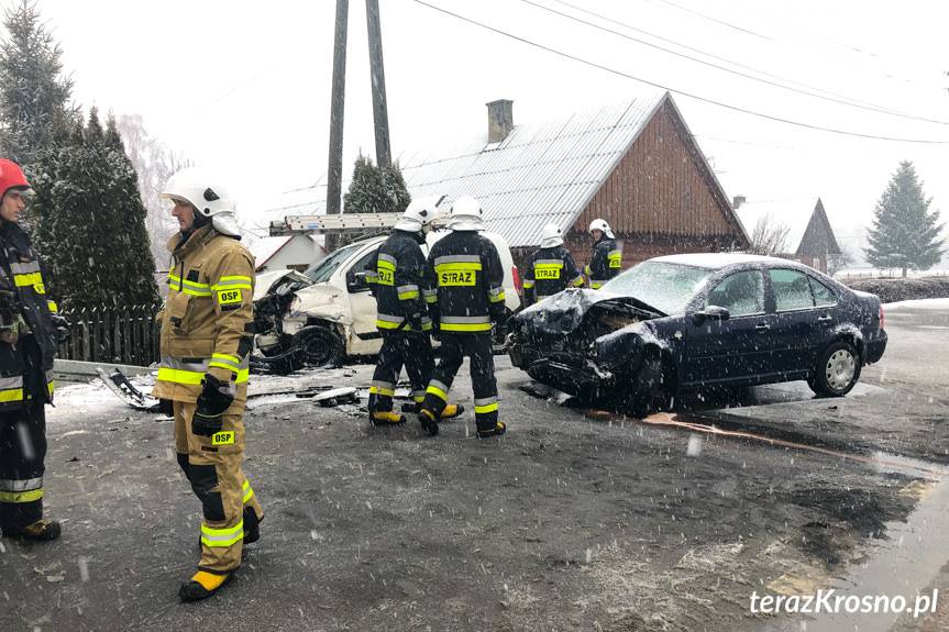 Wypadek w Iskrzyni, zderzenie dwóch samochodów