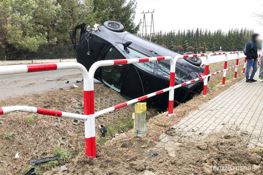 Kolizja w Iwoniczu, toyota na boku