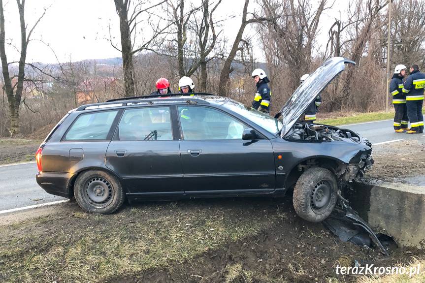 Zjechała z drogi i uderzyła w przepust