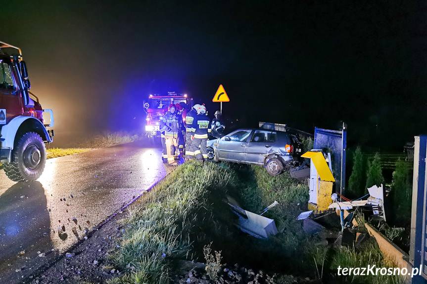 Volkswagen na ogrodzeniu. Kto nim kierował?