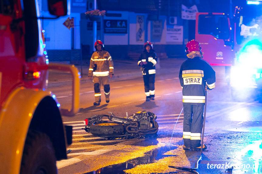 Dramatyczny wypadek na Podwalu w Krośnie. Motocykl stanął w ogniu