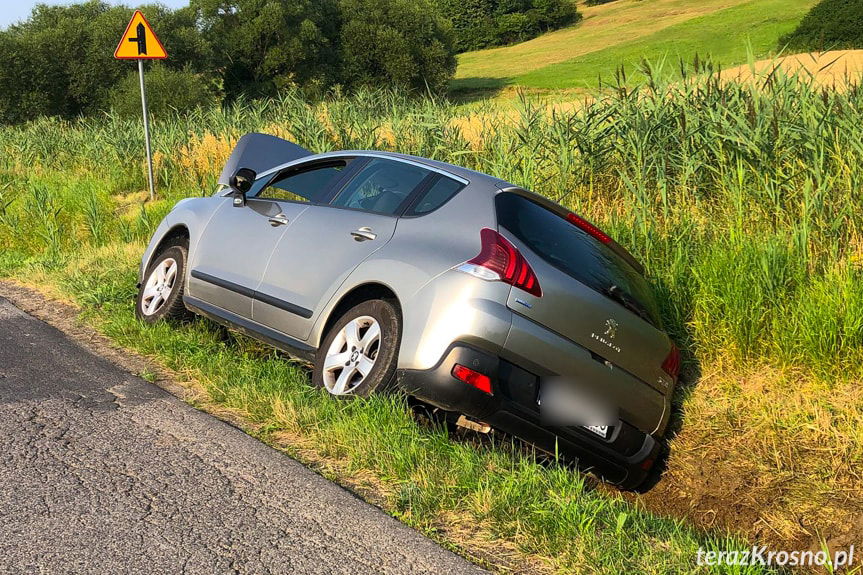Wjechała peugeotem do rowu i uderzyła w mostek