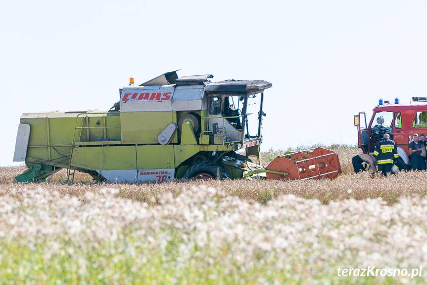 Sieniawa. Strażacy gasili pożar kombajnu