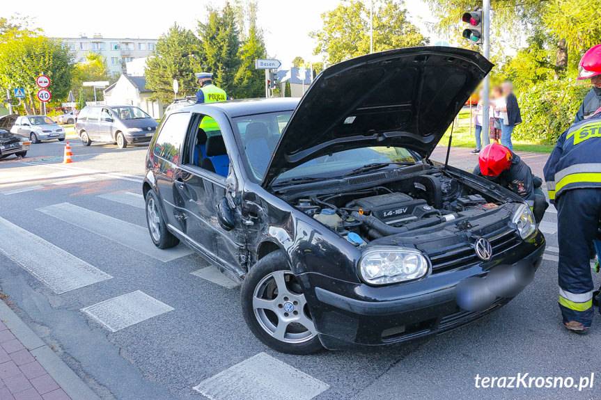 Zderzenie volkswagena i mazdy w Krośnie