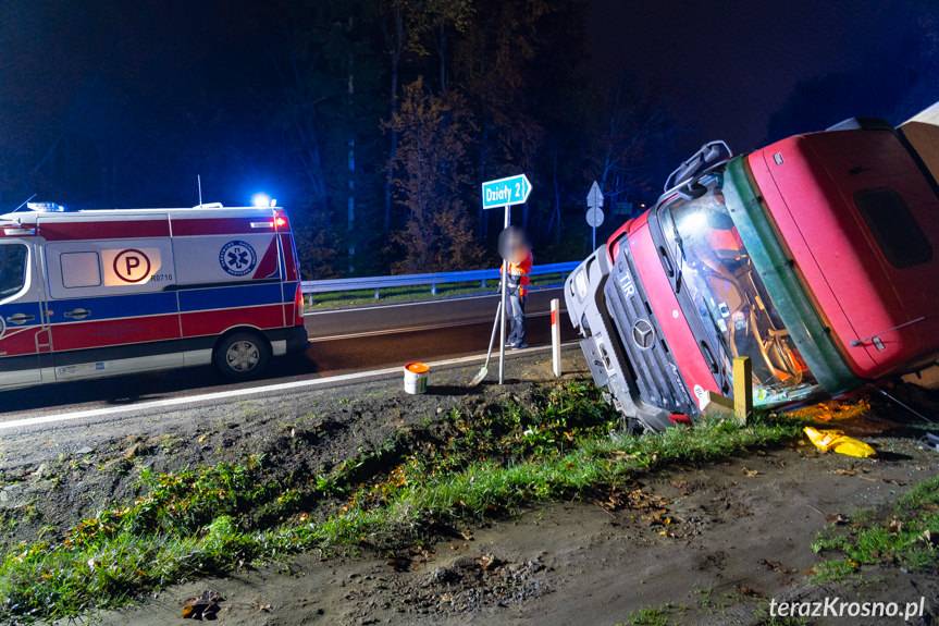 Wola Komborska. Ciężarówka na boku w rowie