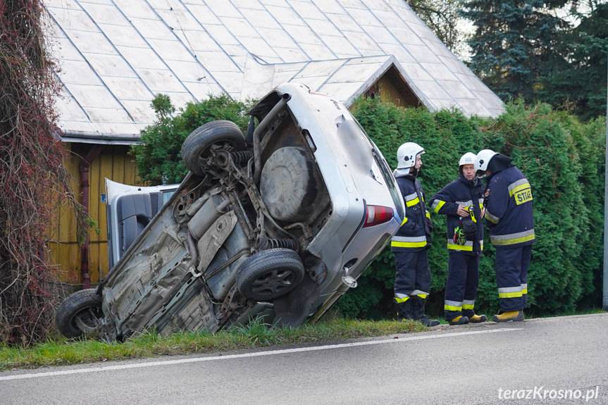 Krosno. Wjechał do rowu i uderzył w przepust 