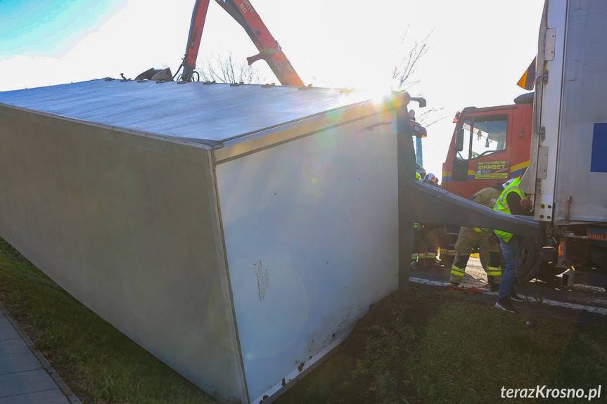 Silny podmuch wiatru zmiótł z drogi przyczepę