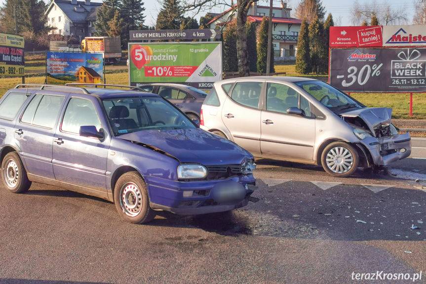 Zderzenie volkswagena i mercedesa w Miejscu Piastowym
