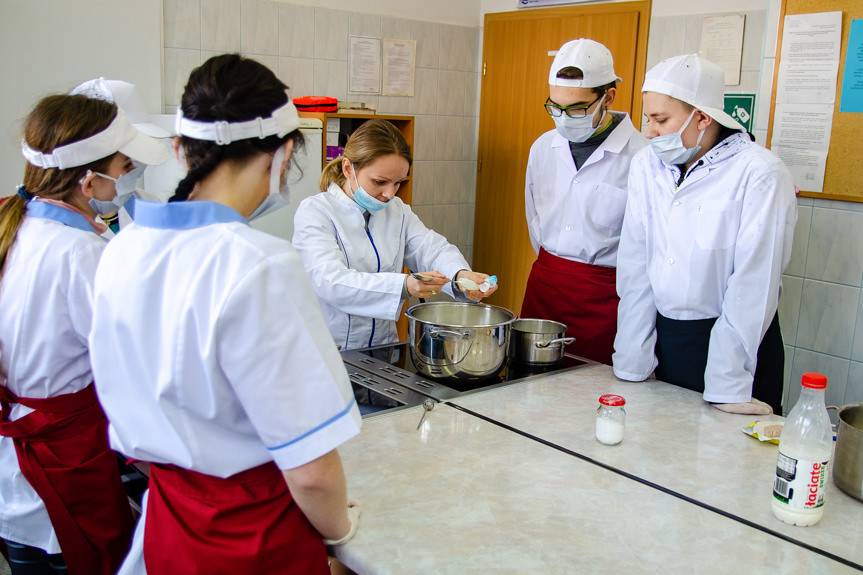 Wyrabiali sery i piekli paluchy