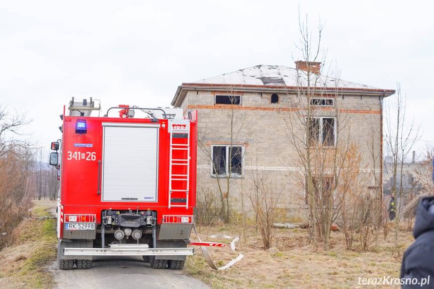 Jaszczew. Pożar na terenie opuszczonych zabudowań