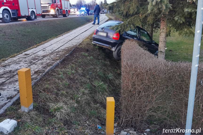 Zasnęła za kierownicą. Uderzyła w przepust i drzewo