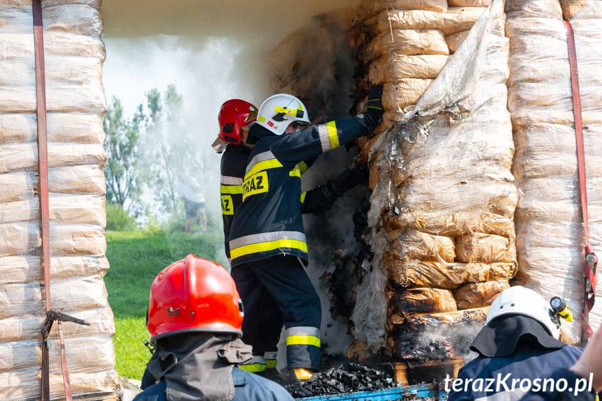 Pożar naczepy z węglem drzewnym w Dukli