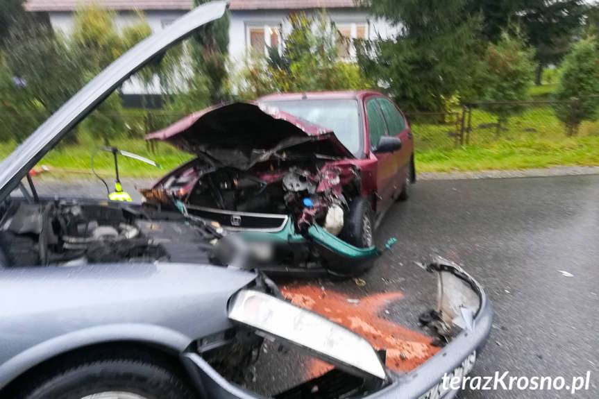 Wypadek w Rogach, zderzyły się czołowo dwa samochody