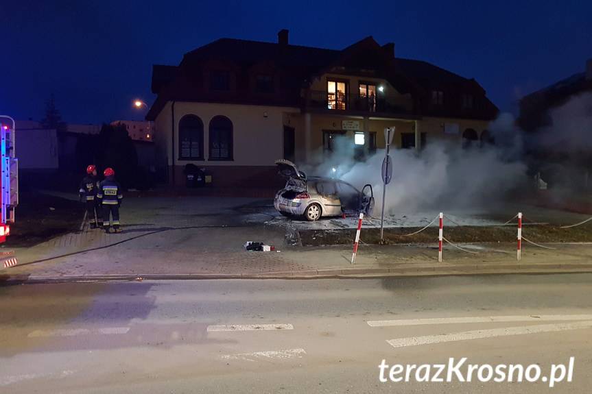Na Guzikówce spłonęło renault