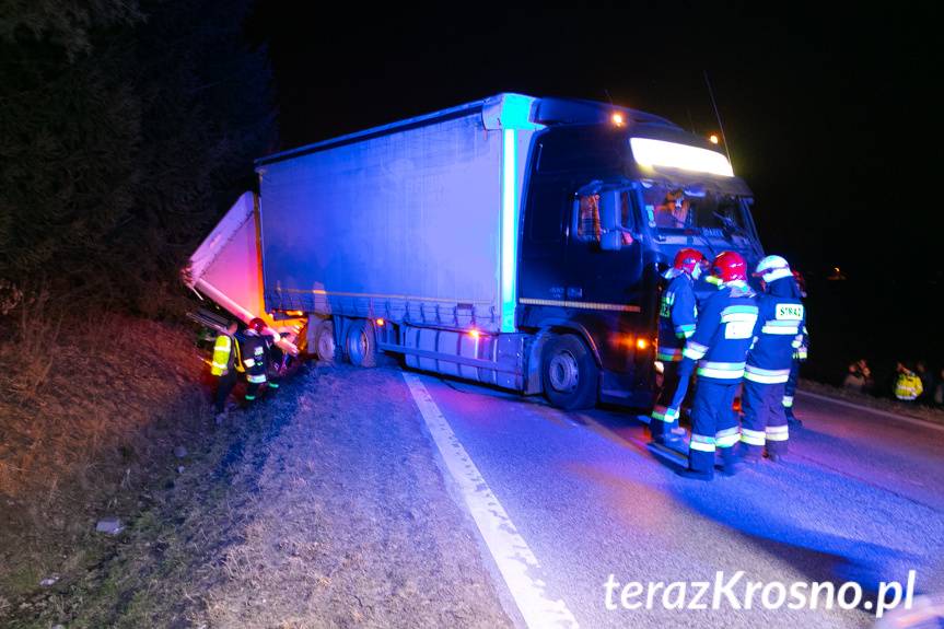 Podkarpacie. Łężyny. Wjechał ciężarówką do rowu