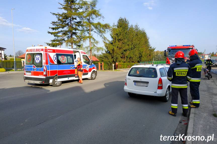 Jedlicze. Motorowerem najechał na tył opla