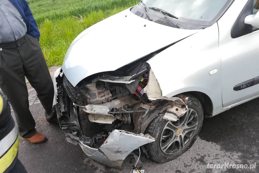 Zderzenie dwóch samochodów na skrzyżowaniu