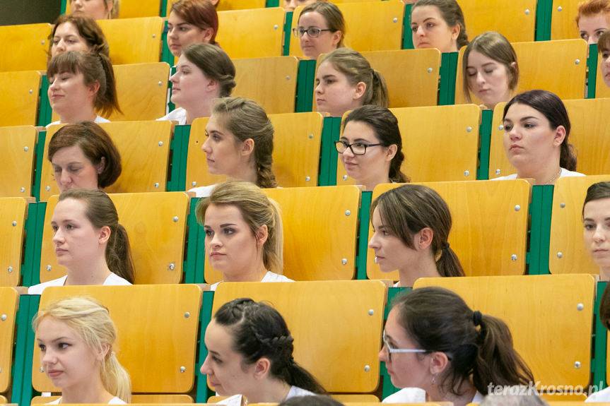 Symbolika Zawodu Pielęgniarki i Wręczenie Dyplomów Licencjata Pielęgniarstwa 