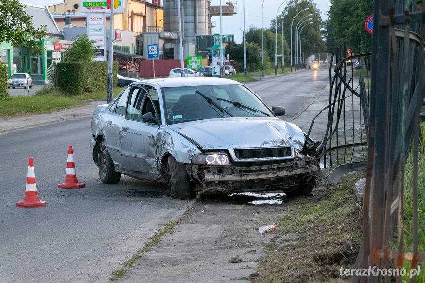 Audi roztrzaskało się na ogrodzeniu