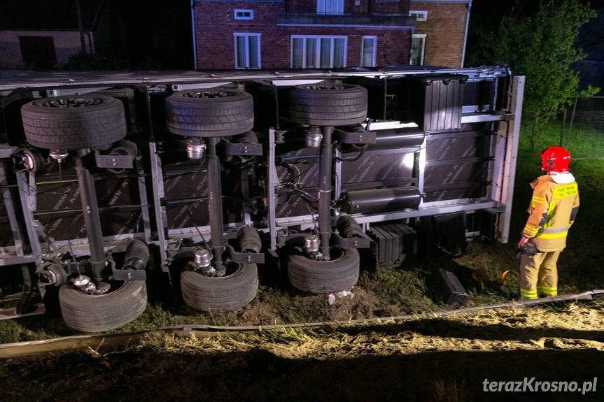 Potok. Tir uderzył w barierę i przewrócił się na bok