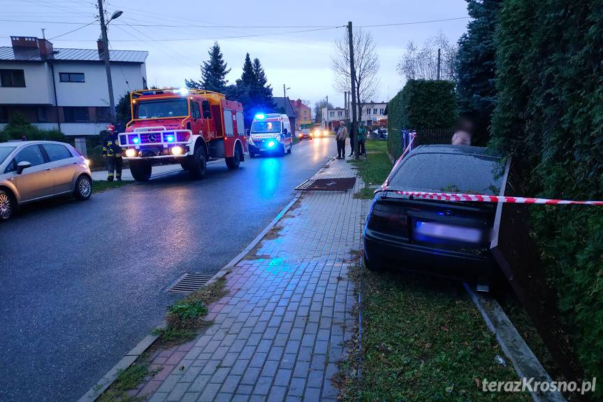 Toyotą uderzył w ogrodzenie
