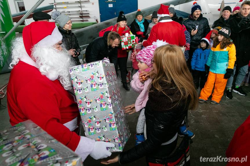 Mikołaje na lotnisku 