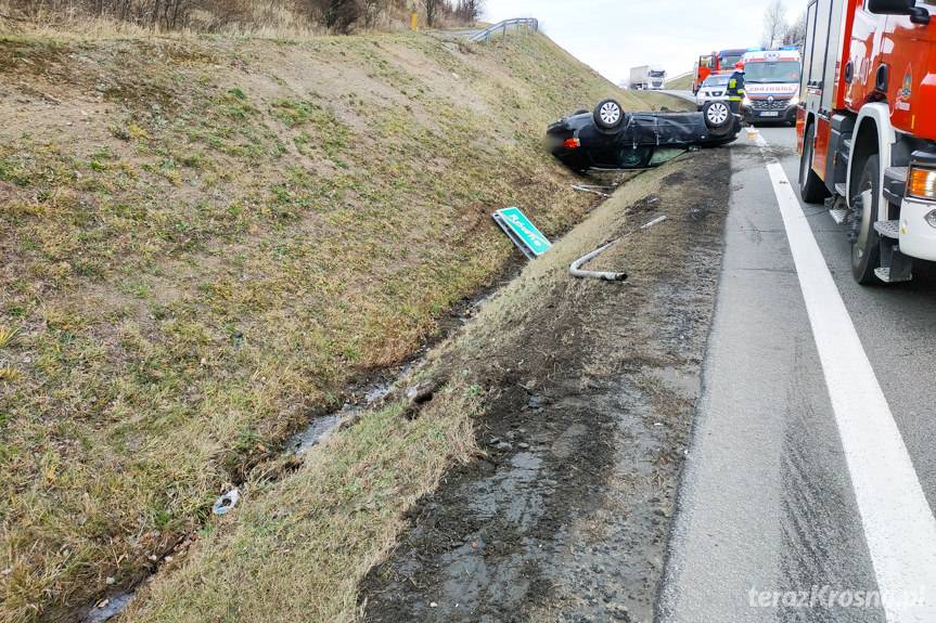 Wypadek w Rogach. Zderzenie samochodu z maszyną budowlaną