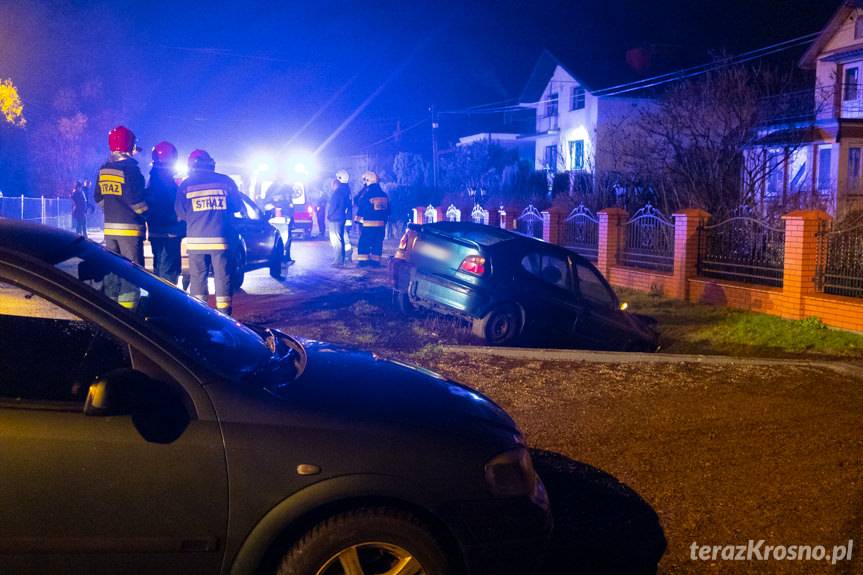 Wypadek w Targowiskach, renault wbiło się w rów