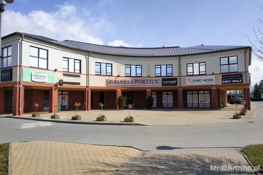 Opustoszałe galerie, mniej ludzi w supermarketach