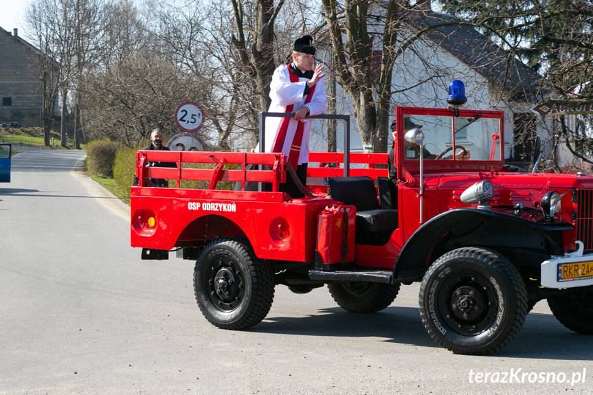 Błogosławieństwo pokarmów. Ksiądz przejechał przez Odrzykoń samochodem