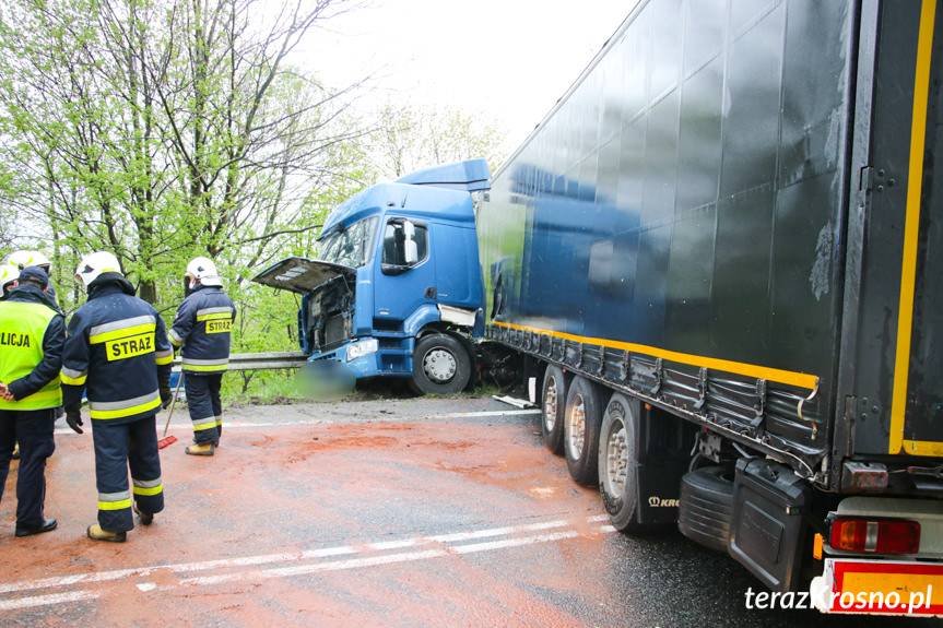 Kolizja w Dukli. Ciężarówka zablokowała DK19