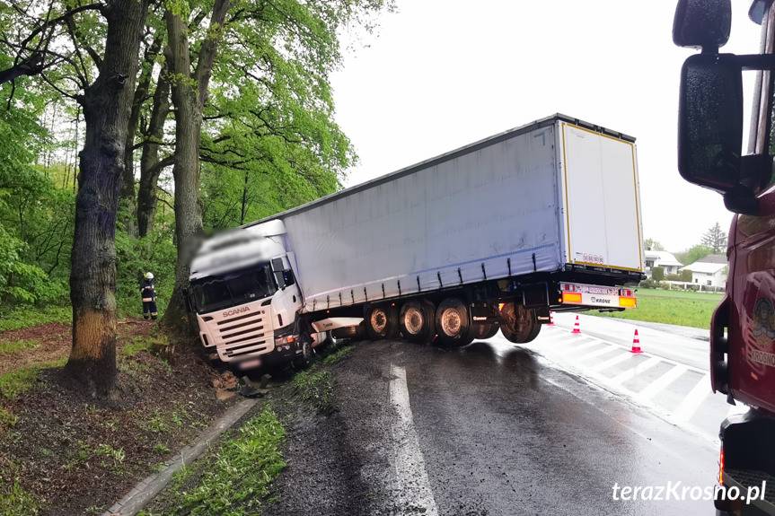 Jaszczew. Ciężarówka w rowie, zablokowany jeden pas ruchu