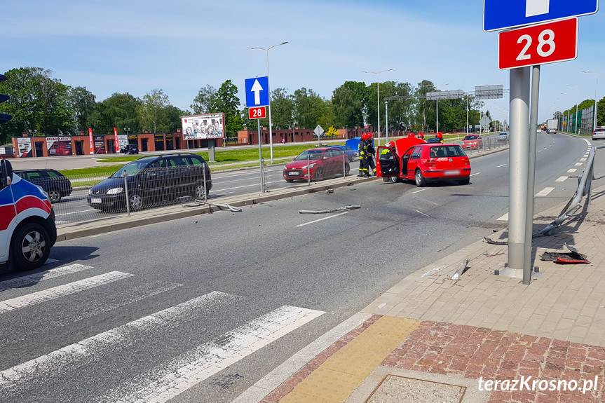 Kolizja na ul. Podkarpackiej, uderzył w bariery