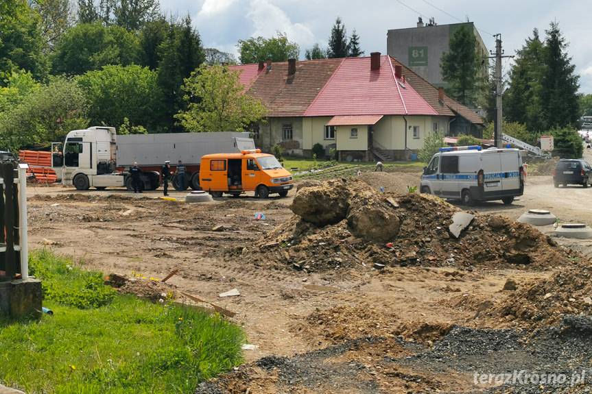 Zerwana linia, wybuch opon i uszkodzony autobus