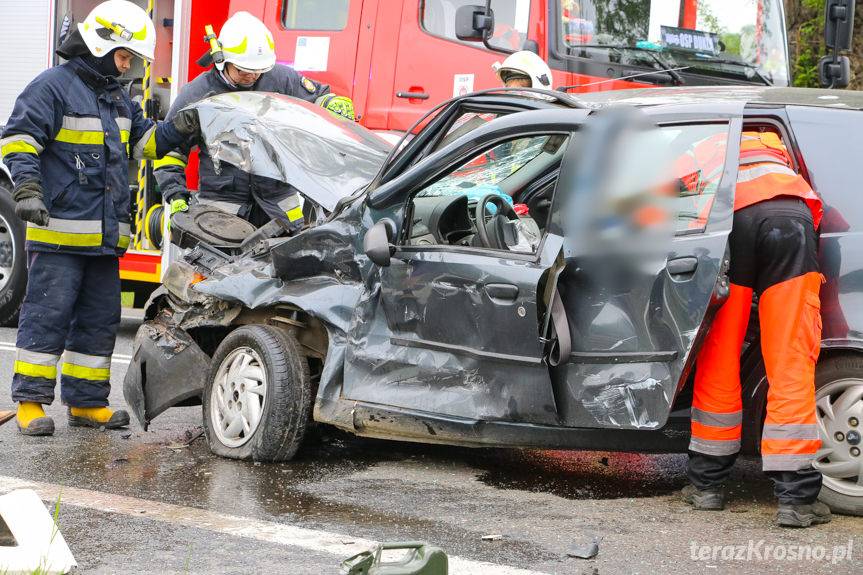 Wypadek w Zboiskach. Zderzenie osobówki i tira 