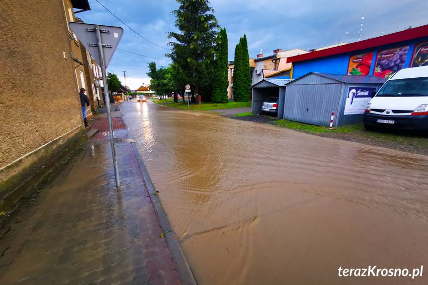 Nawałnica w powiecie krośnieńskim i Krośnie. Strażacy ruszyli na ratunek
