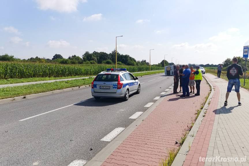 Kolizja na skrzyżowaniu, bus na boku