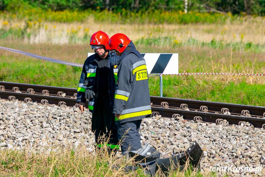 Tragedia w Bajdach. Samochód wjechał pod pociąg 