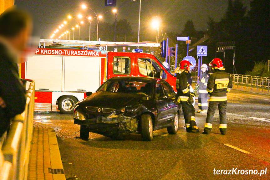 Zderzenie na skrzyżowaniu, rozbity peugeot i renault