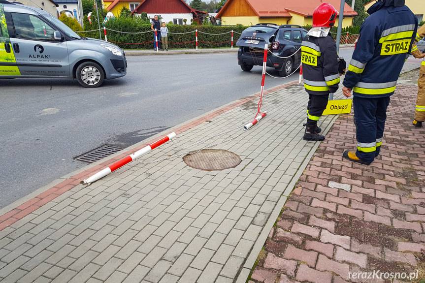 Zręcin. Wjechał w schody budynku