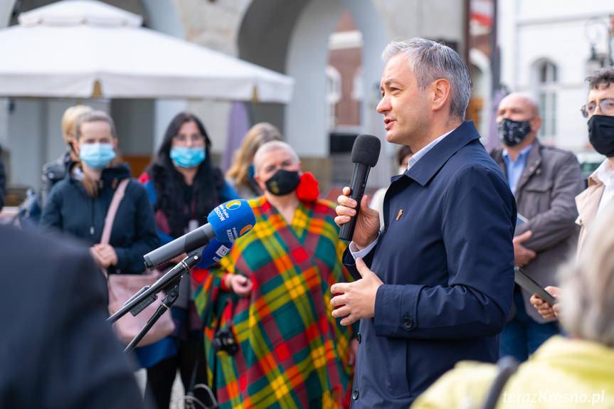 Robert Biedroń otworzył swoje biuro w Krośnie. Jak dobrze być w domu…