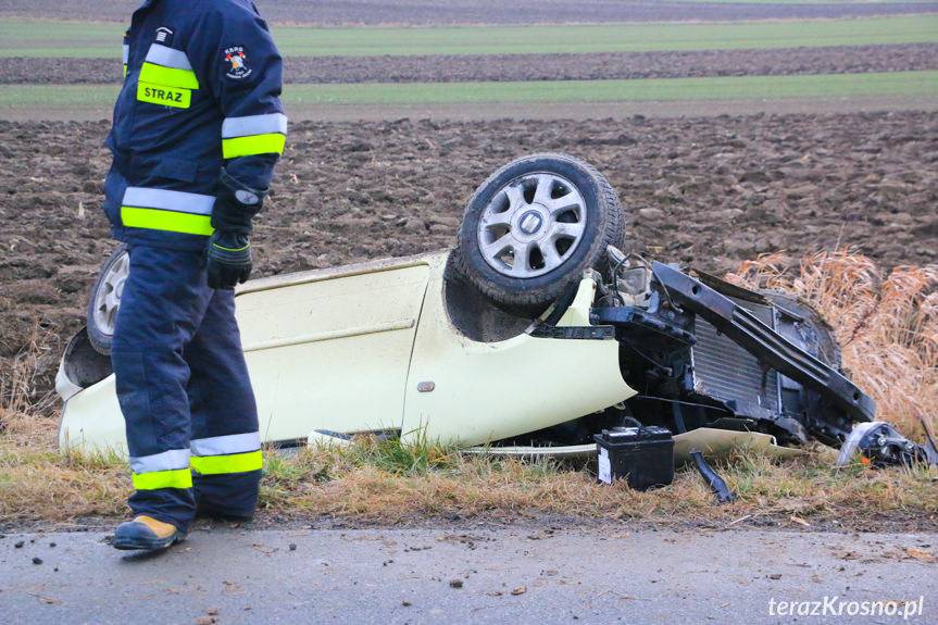 Dachowanie w Sieniawie, dwie osoby poszkodowane