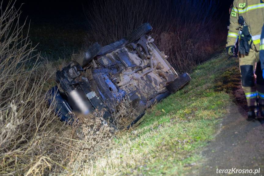 Renault na dachu. Kierowca był pijany