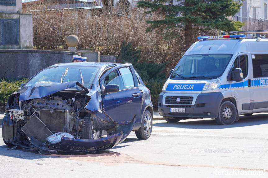 Zderzenie na skrzyżowaniu, jedna osoba poszkodowana 