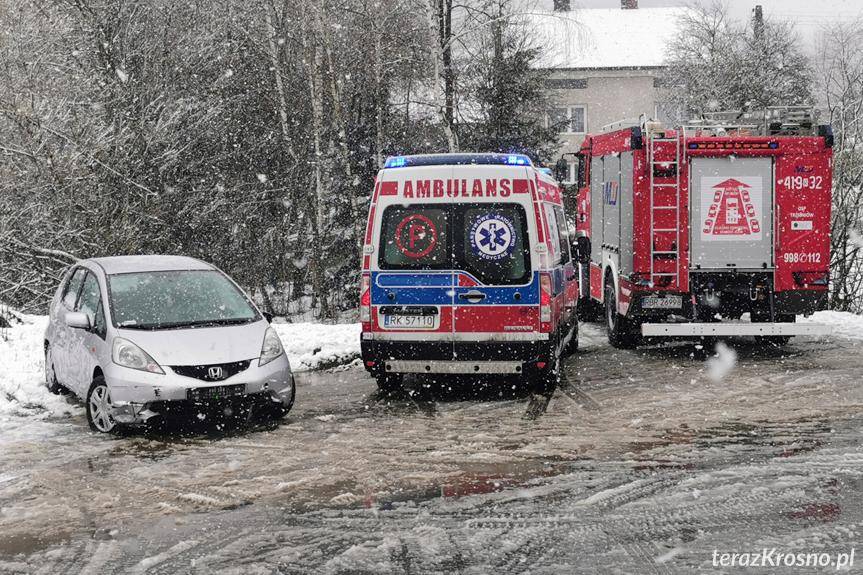 Niebezpiecznie na drogach. W Trześniowie samochód przewrócił się na bok