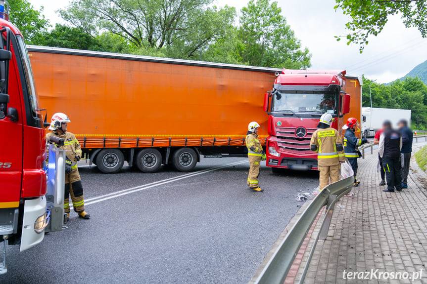 Kolizja w Dukli. Ciężarówka zablokowała DK19